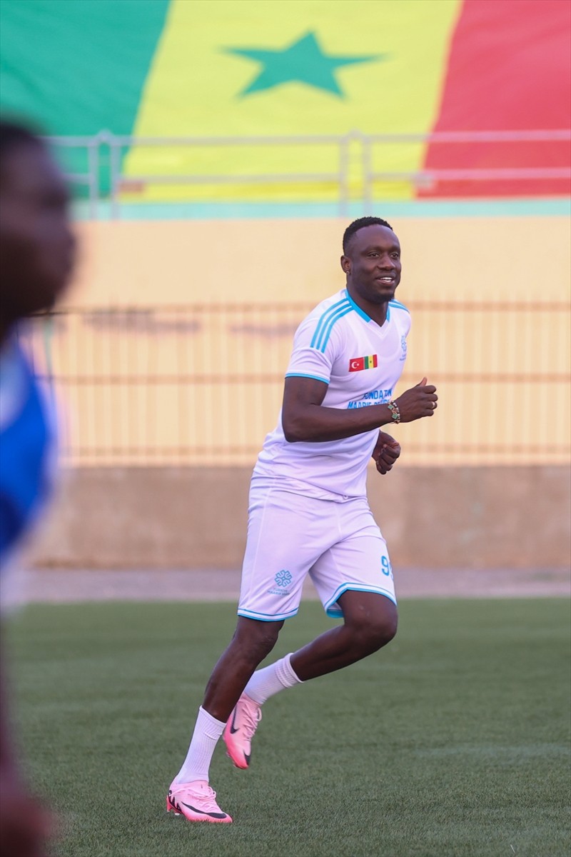 Trendyol Süper Lig'de forma giyen Senegalli futbolcular, Senegal Maarif Okulu öğrencileriyle...