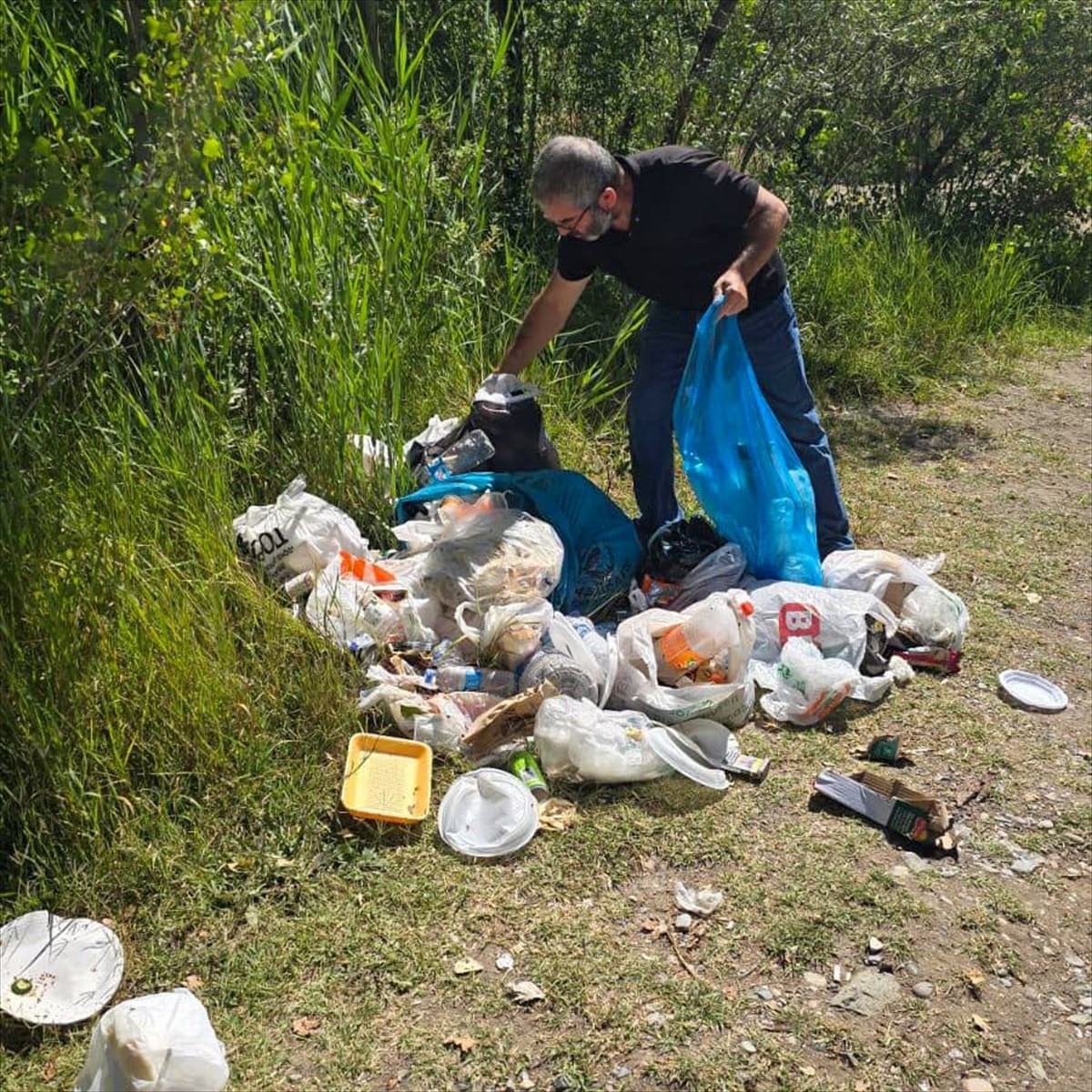 Tunceli'de ziyaretçilerin piknik yaparken Munzur Vadisi Milli Parkı'na bıraktığı çöpler, Valilik...