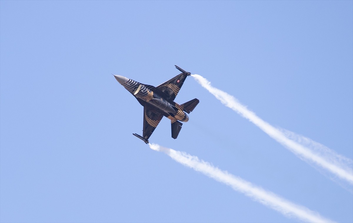 Türk Hava Kuvvetlerinin gösteri ekibi SOLOTÜRK, Sakarya'nın Adapazarı ilçesinin düşman işgalinden...