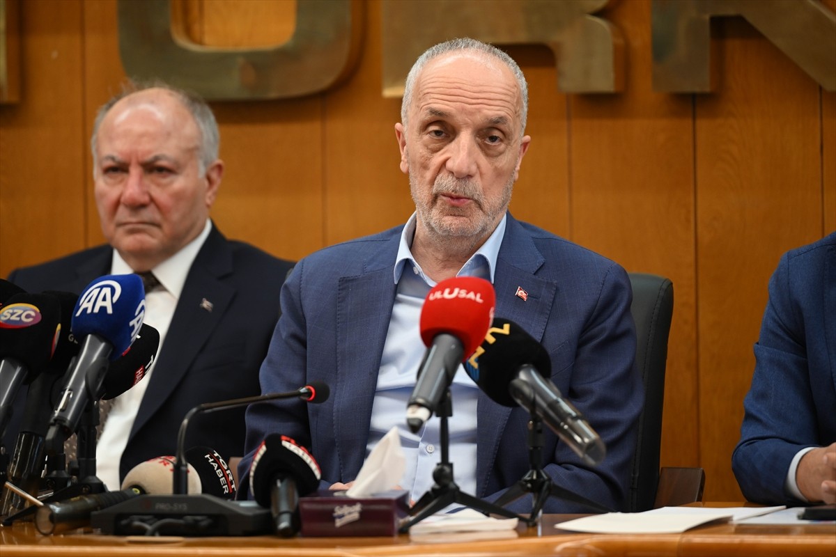 TÜRK-İŞ Genel Başkanı Ergün Atalay, TÜRK-İŞ Genel Merkezinde açıklamalarda bulundu.