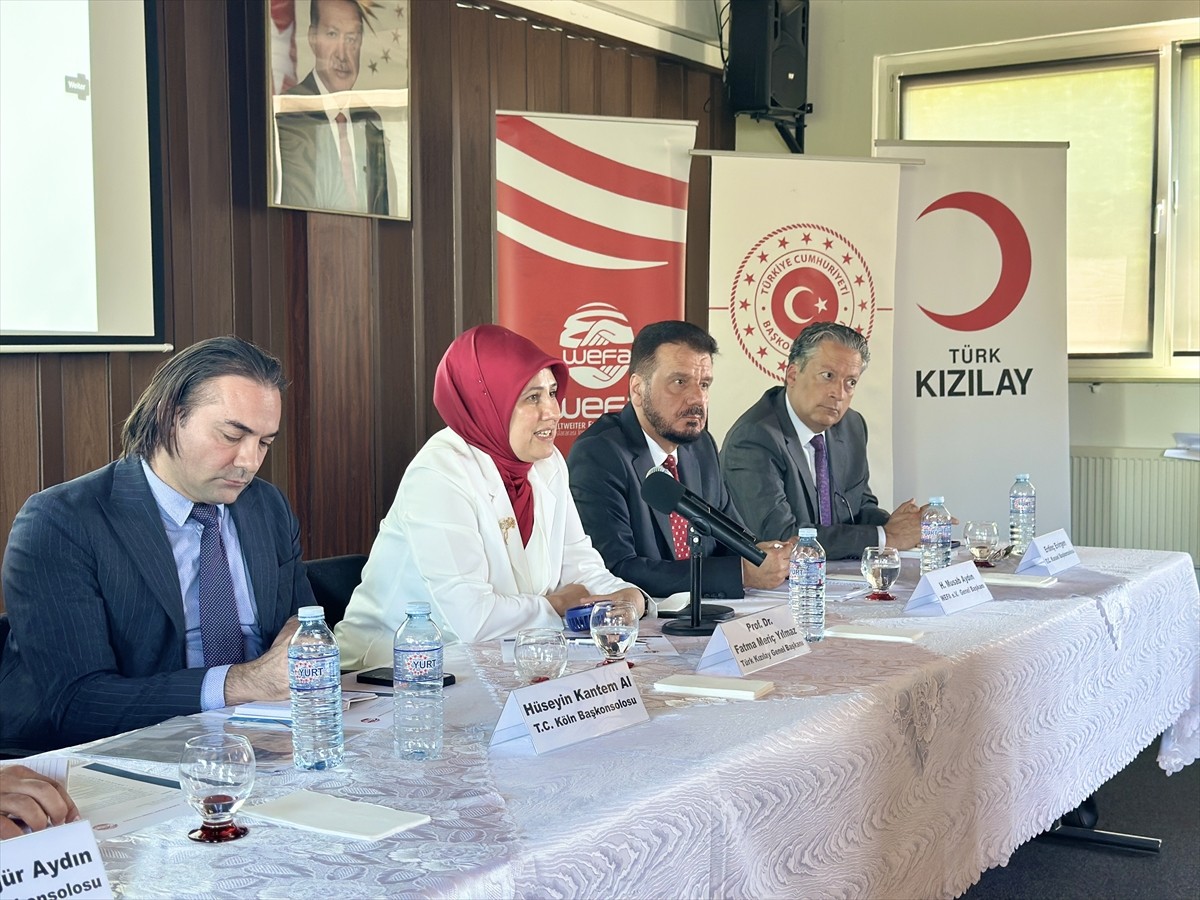 Türk Kızılay Genel Başkanı Fatma Meriç Yılmaz, Türkiye'nin Köln Başkonsolosluğu'nda düzenlenen...