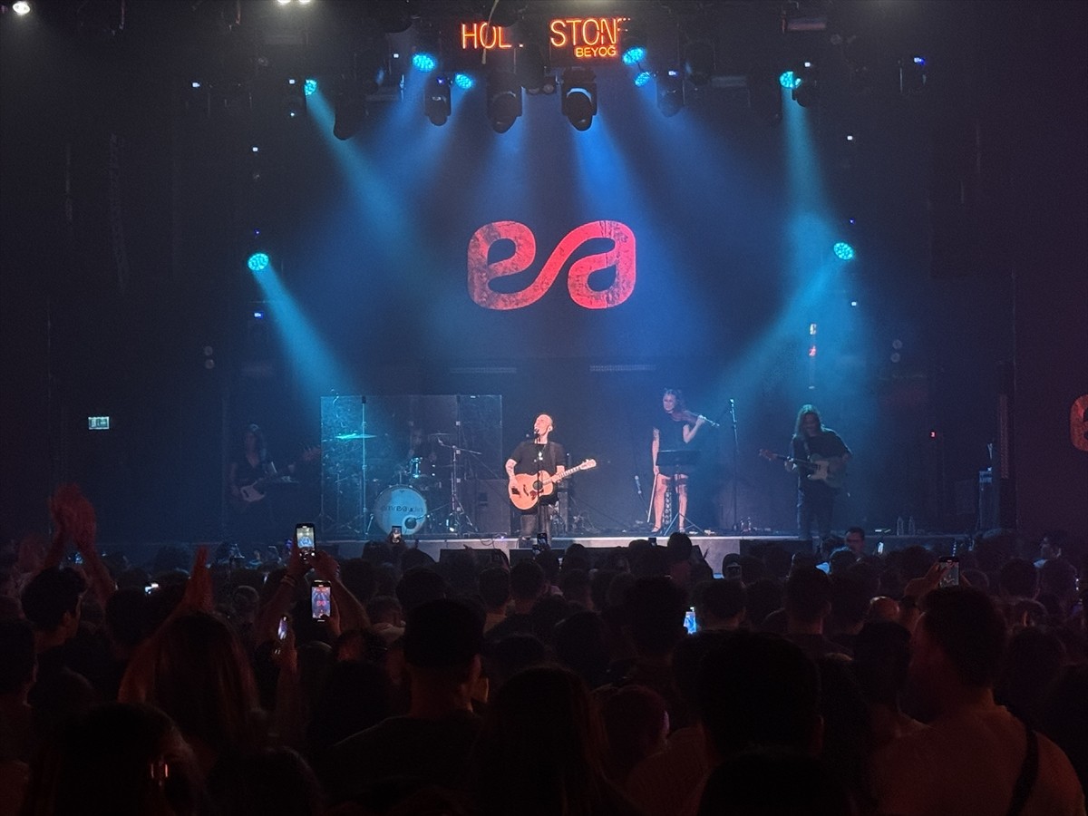 Türk rock müziğinin güçlü isimlerinden Emre Aydın, Holly Stone Beyoğlu sahnesinde hayranlarıyla...