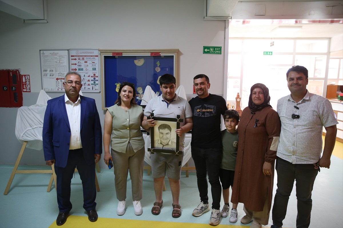 Türkiye'nin dört bir yanından "Resimlerle Çocuklara Umut Ol" projesi kapsamında bir araya gelen...