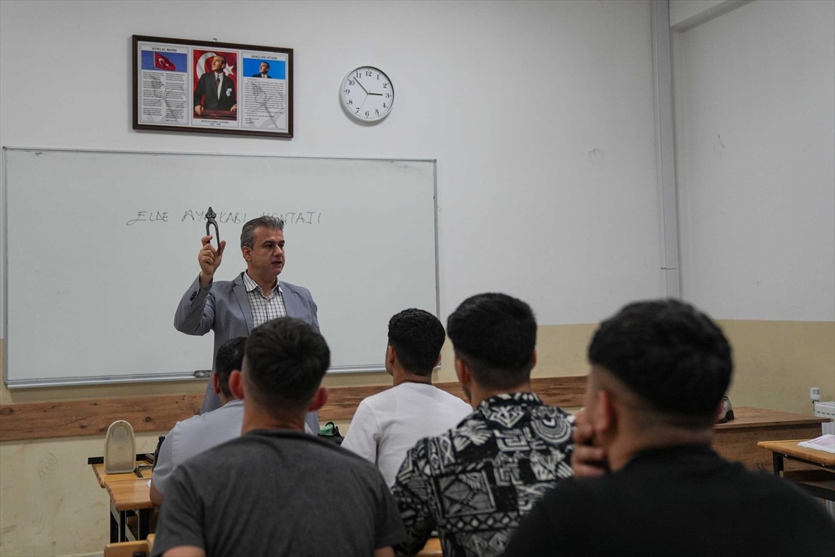 Türkiye'nin önemli ayakkabı üretim merkezlerinden İzmir'de açılan mesleki eğitim merkezi, ayakkabı...