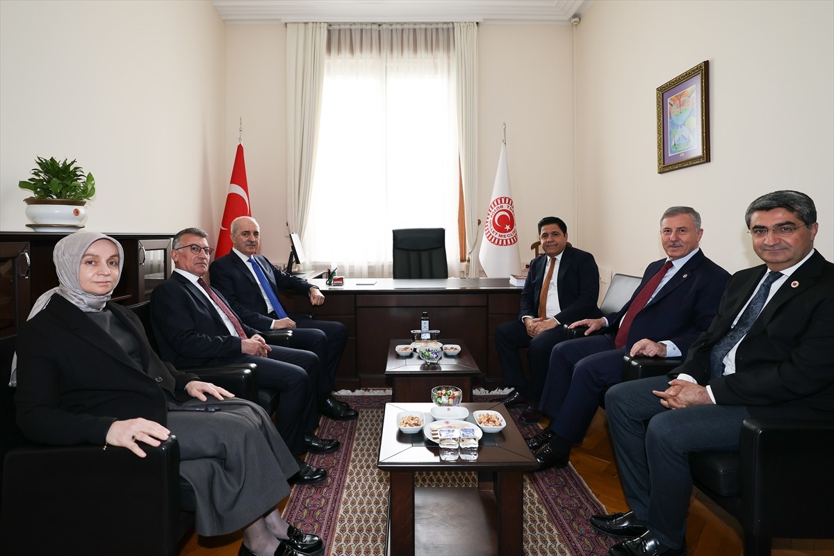 Türkiye Büyük Millet Meclisi Başkanı Numan Kurtulmuş (sol 3), Yeni Yol Partisi Grup Başkanı Bülent...
