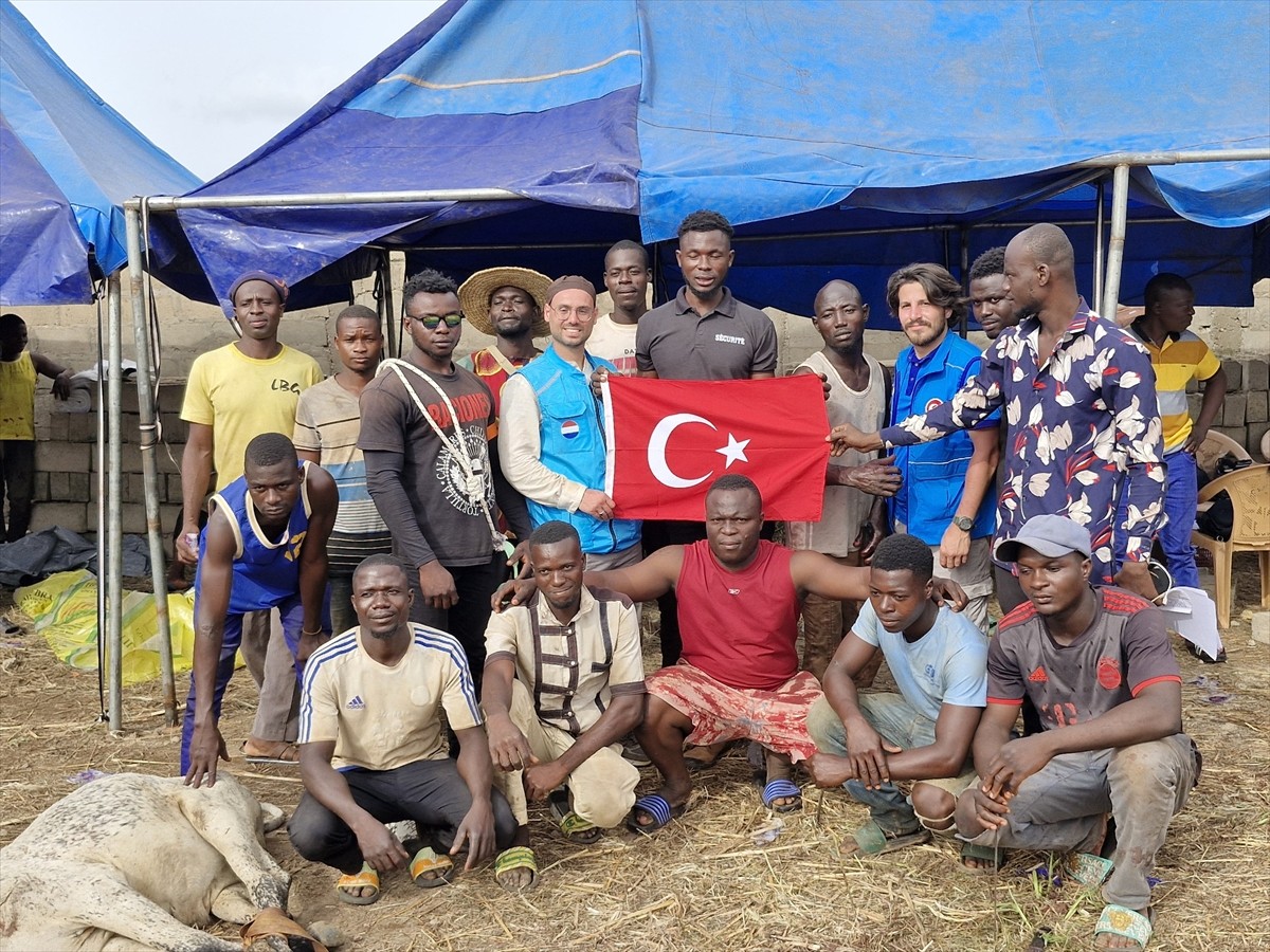 Türkiye Diyanet Vakfı (TDV) ekipleri, "Kurbanını paylaş, kardeşinle yakınlaş" kampanyası...