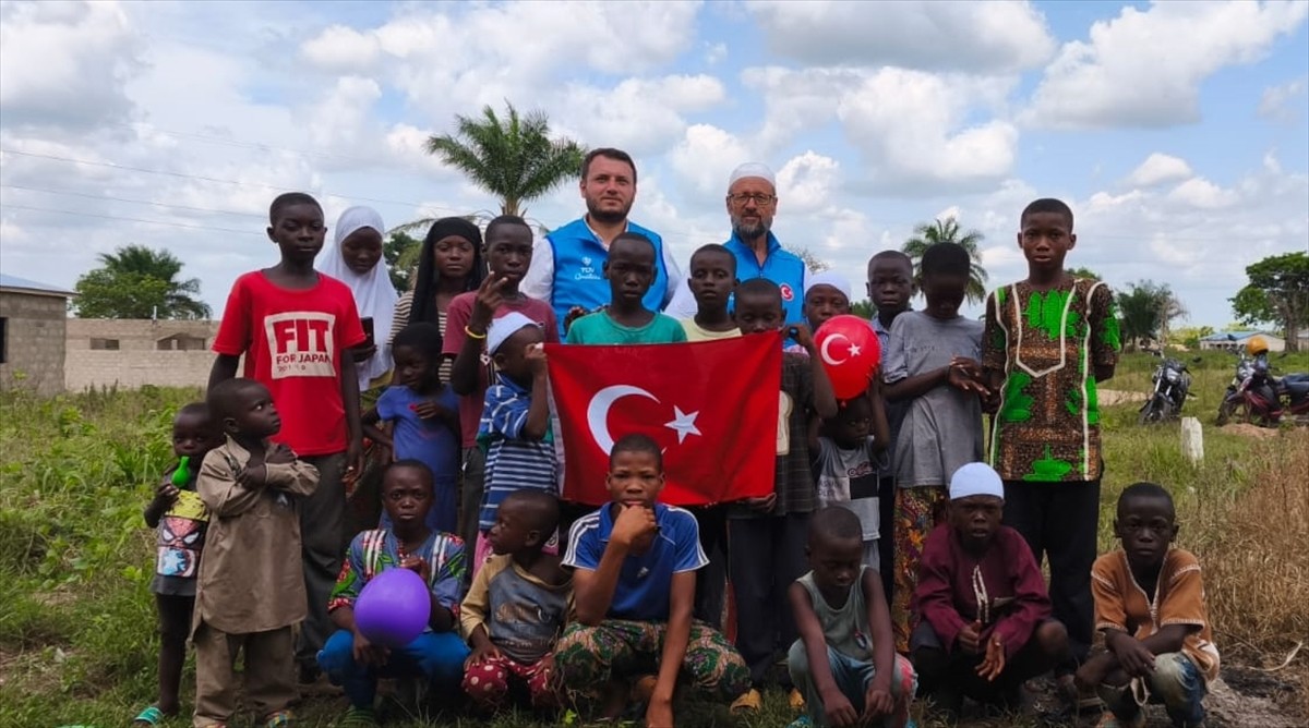 Türkiye Diyanet Vakfı (TDV) ekipleri, "Kurbanını paylaş, kardeşinle yakınlaş" kampanyası...