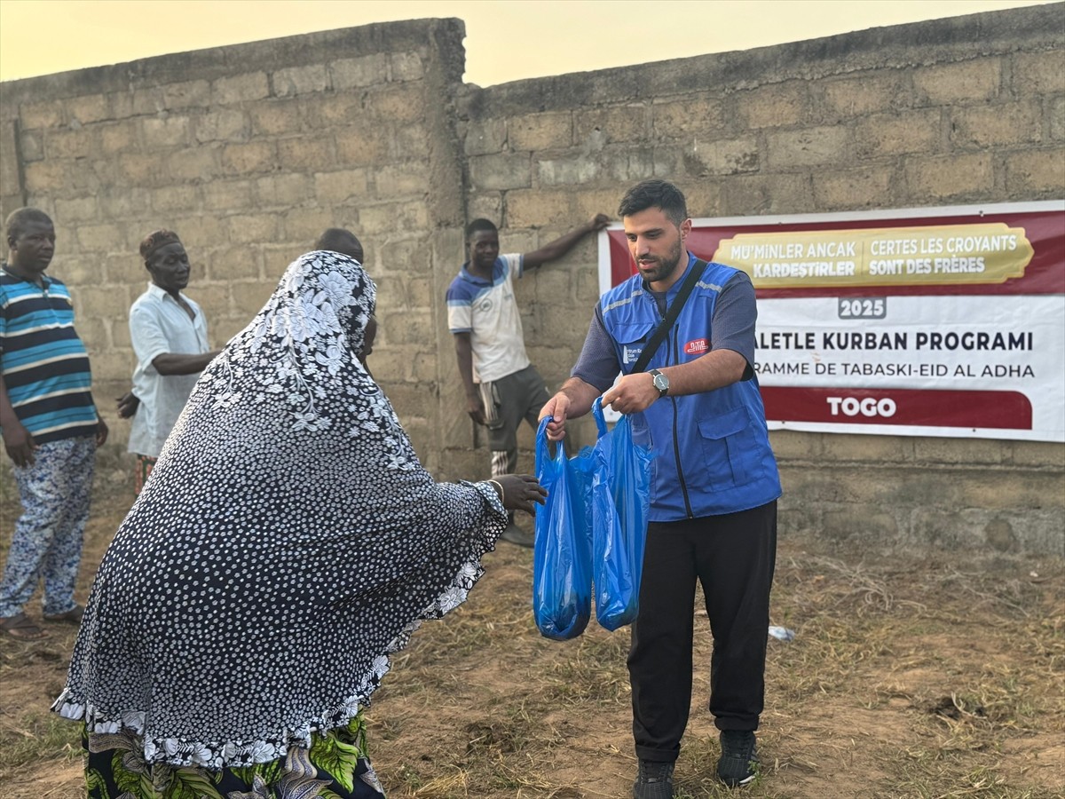 Türkiye Diyanet Vakfı (TDV) ekipleri, "Kurbanını paylaş, kardeşinle yakınlaş" kampanyası...