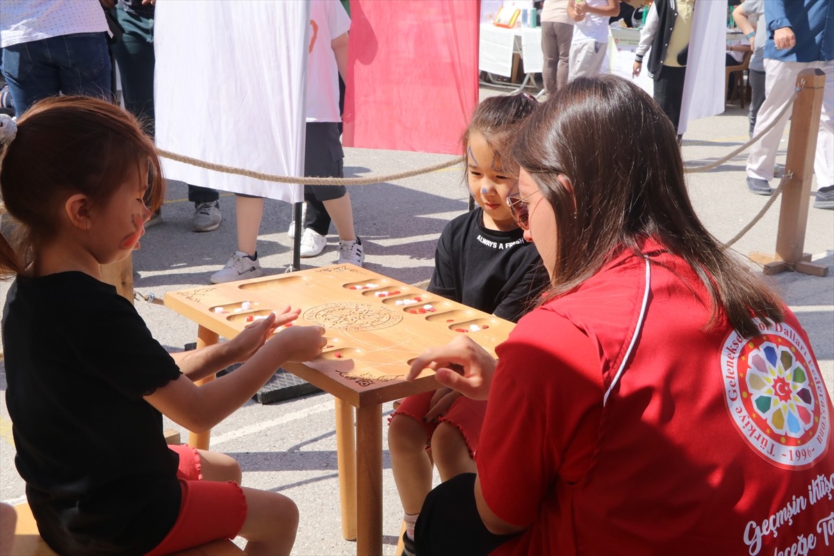 Türkiye Geleneksel Spor Dalları Federasyonunun Geleneksel Oyunlar Tırı, Çankırı'da öğrencilerle...