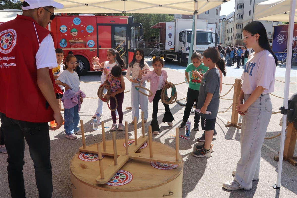 Türkiye Geleneksel Spor Dalları Federasyonunun Geleneksel Oyunlar Tırı, Çankırı'da öğrencilerle...