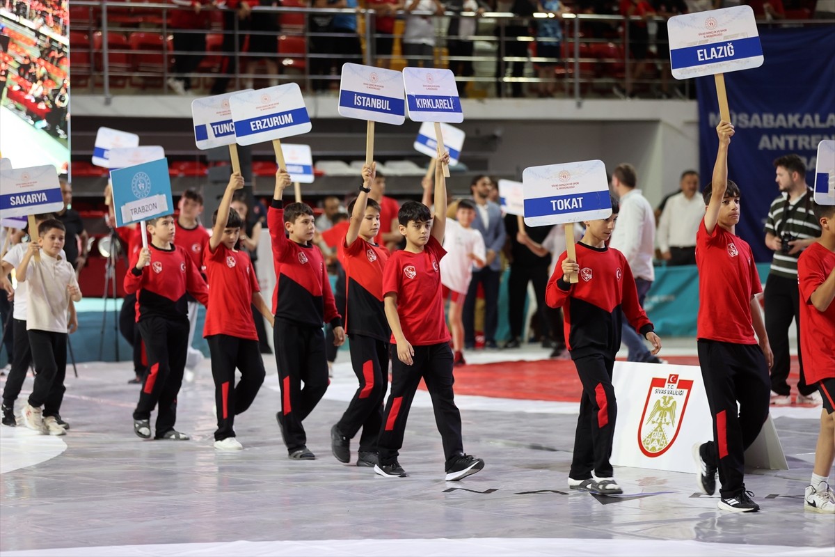 Türkiye Güreş Federasyonu tarafından Sivas'ın ev sahipliğinde 5 ayrı yaş grubunda düzenlenen...
