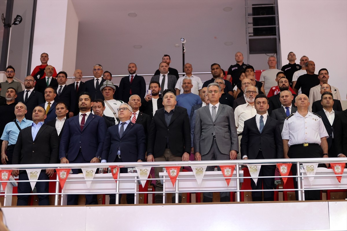 Türkiye Güreş Federasyonu tarafından Sivas'ın ev sahipliğinde 5 ayrı yaş grubunda düzenlenen...