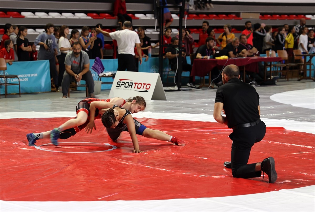 Türkiye Güreş Federasyonu tarafından Sivas'ın ev sahipliğinde 5 ayrı yaş kategorisinde düzenlenen...