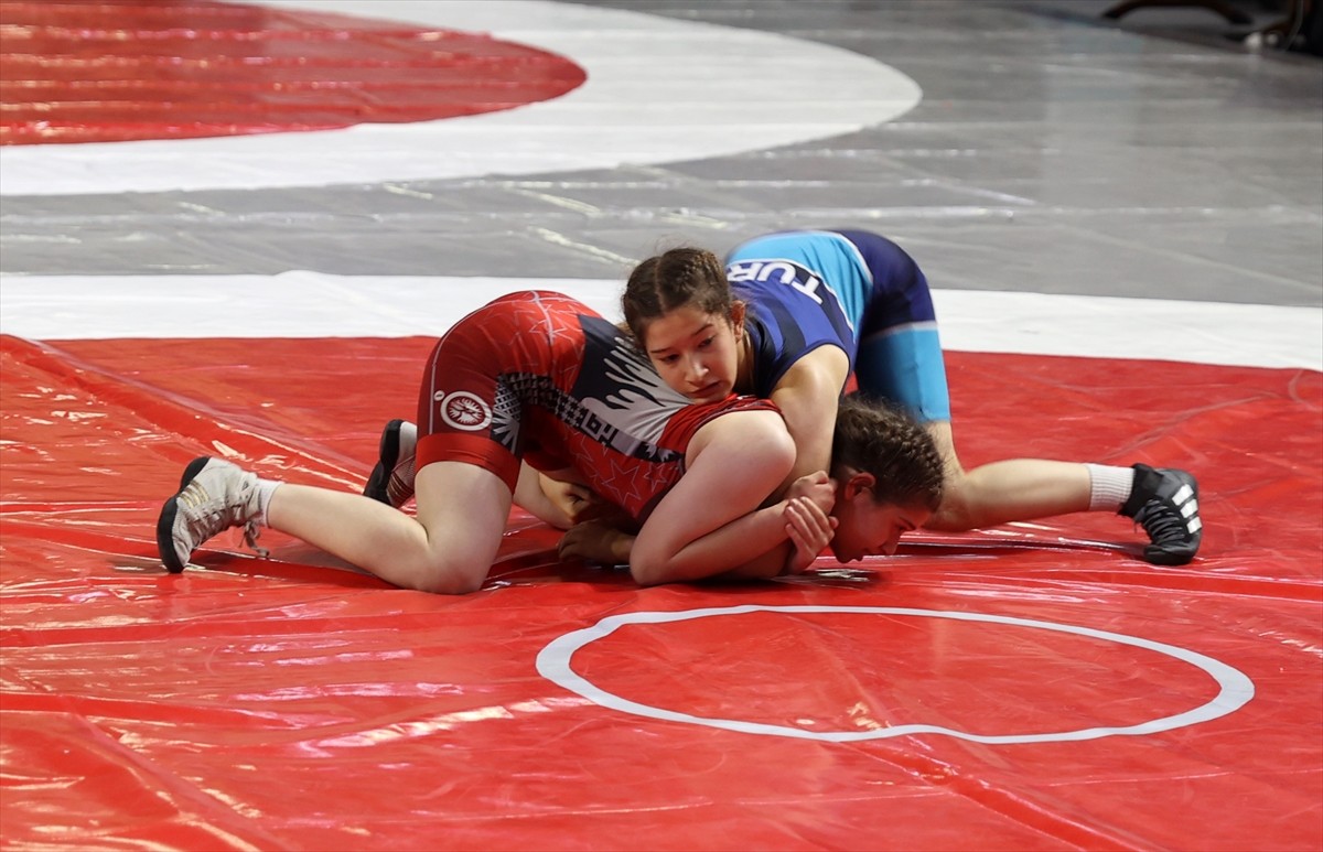 Türkiye Güreş Federasyonu tarafından Sivas'ın ev sahipliğinde 5 ayrı yaş kategorisinde düzenlenen...