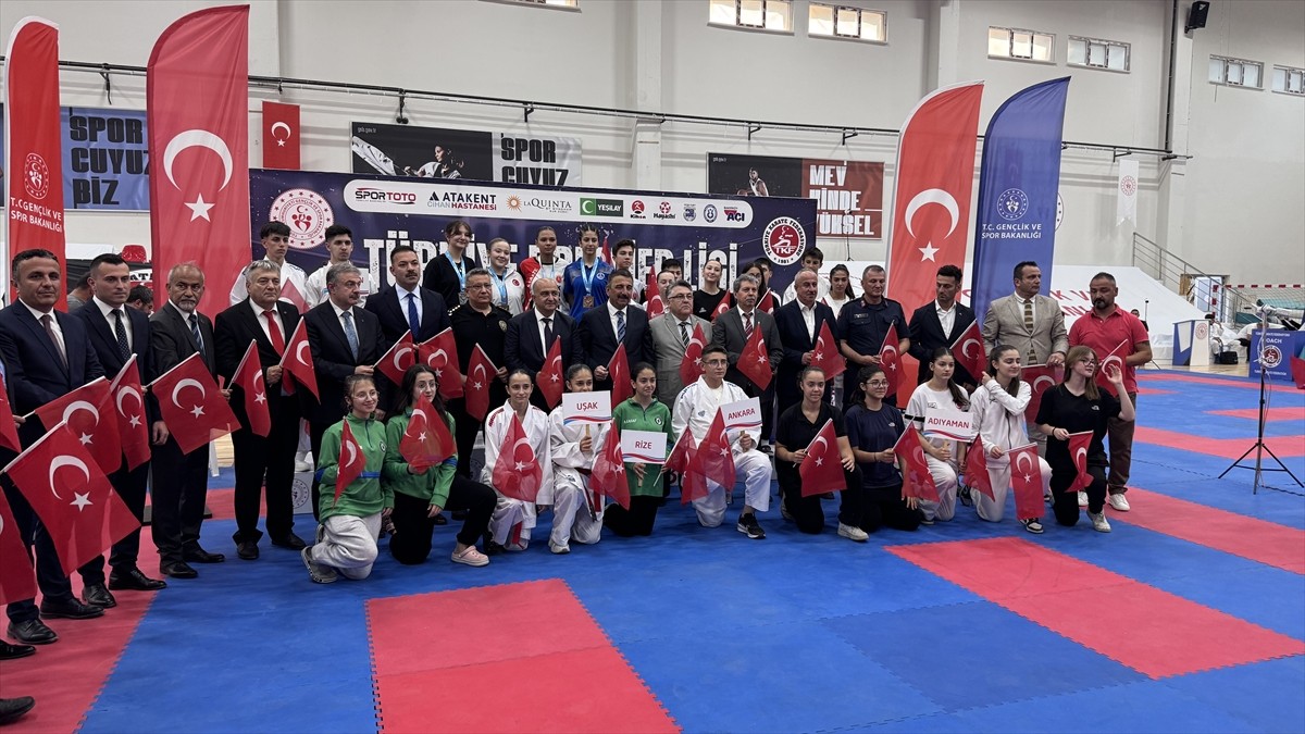 Türkiye Karate Premier Ligi'nin ikinci etabı, Zonguldak'ta düzenlenen açılış töreniyle...