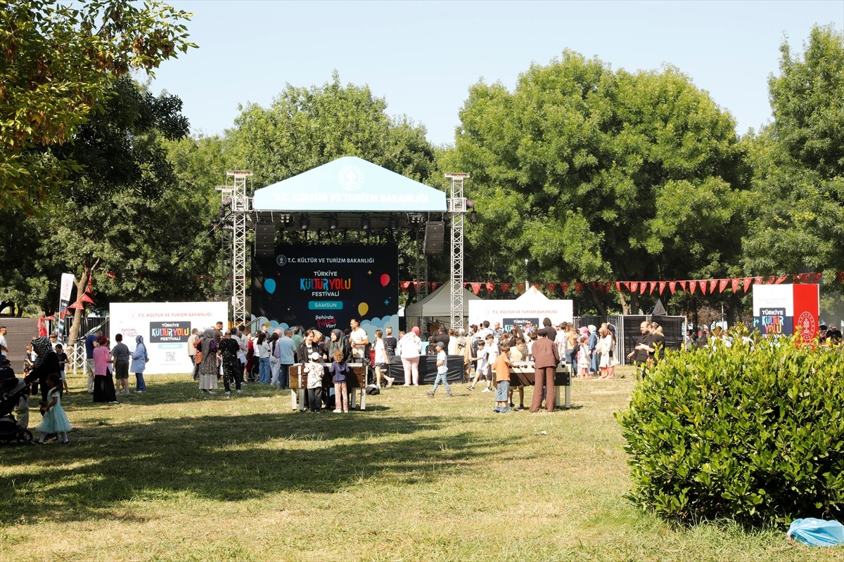 Türkiye Kültür Yolu Festivali'nin dördüncü durağı olan Samsun'da, minikler için kurulan geleneksel...