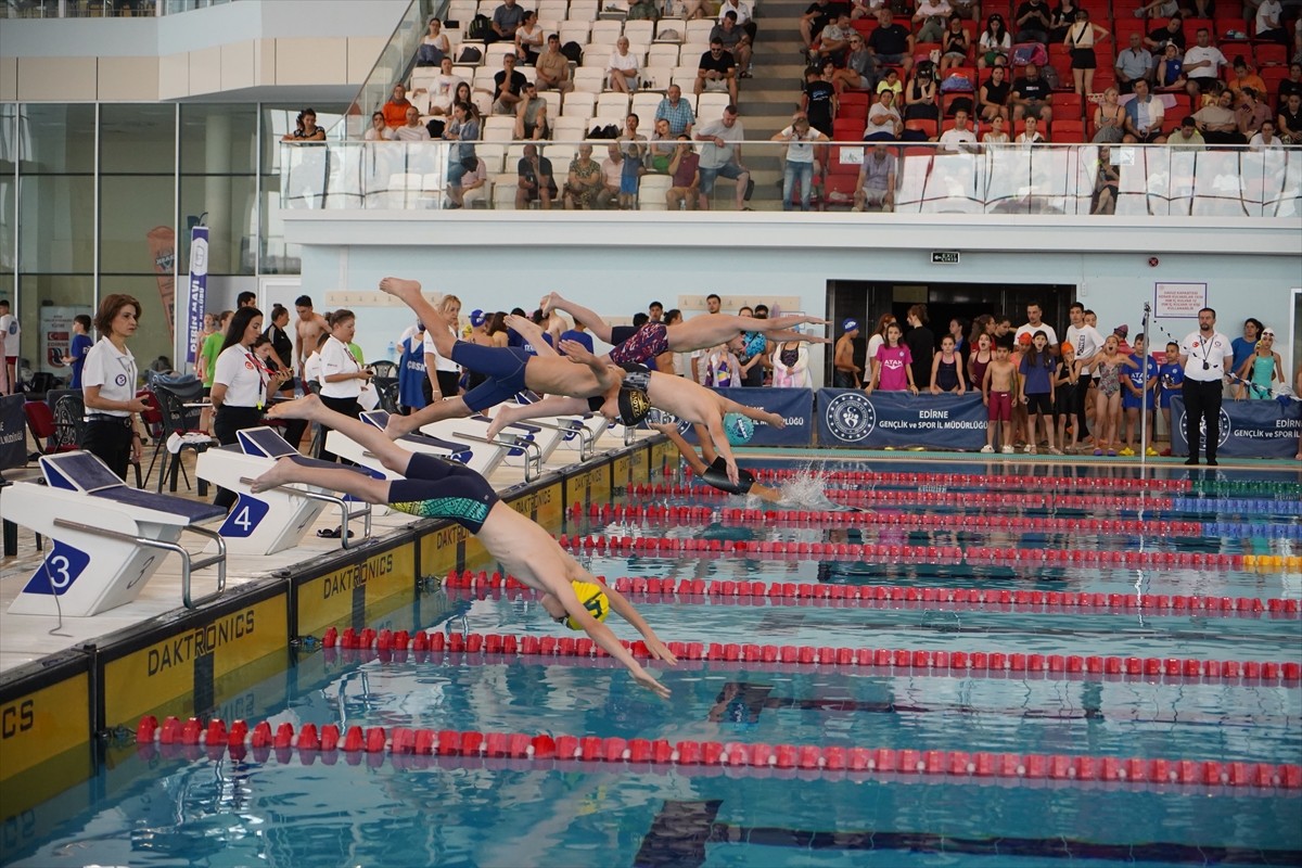 Türkiye Yüzme Federasyonunca düzenlenen Kırkpınar Yüzme Şenliği, Edirne'de devam ediyor. Edirne...
