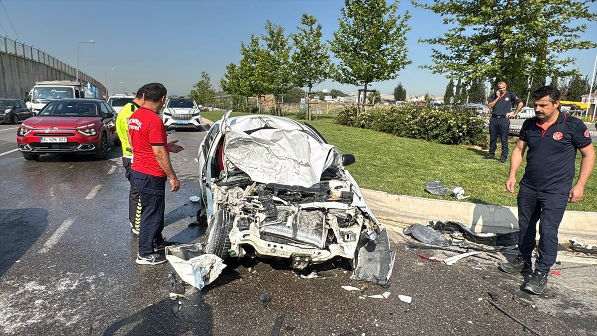 Tuzla'da 3 aracın karıştığı zincirleme trafik kazasında 4 kişi yaralandı.