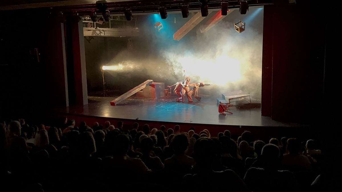 Ukrayna'daki olayları konu alan ve Ukrayna İlk Akademi Çocuk ve Gençlik Tiyatrosu tarafından...