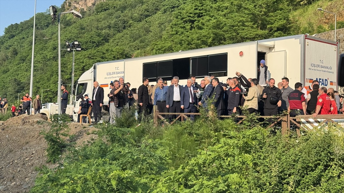 Ulaştırma ve Altyapı Bakanı Abdulkadir Uraloğlu (sağ 2), Trabzon'da dünkü yağış sonrası meydana...
