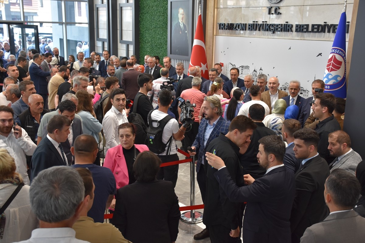 Ulaştırma ve Altyapı Bakanı Abdulkadir Uraloğlu (sol 3), Akçaabat Belediyesince organize edilen...