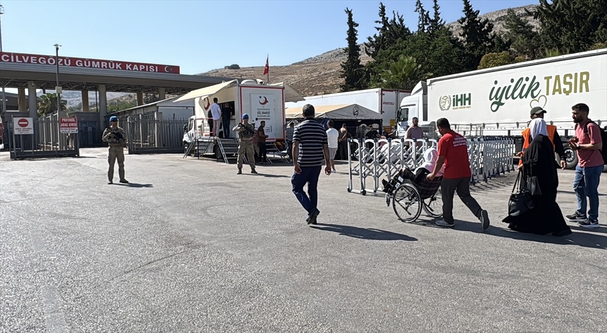 Ülkelerine gitmek isteyen Suriyelilerin, Hatay'daki Cilvegözü Sınır Kapısı'ndan kalıcı dönüş...