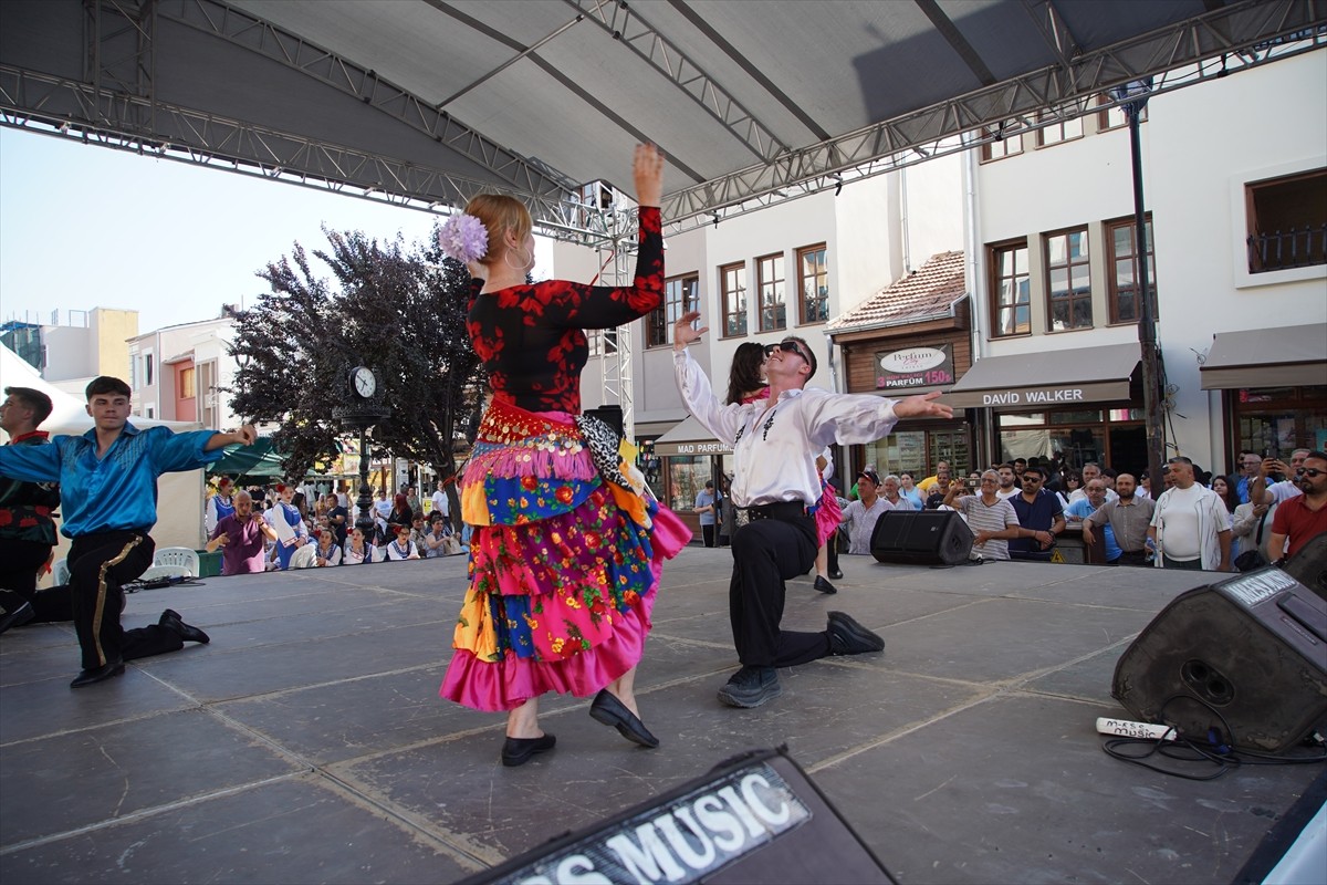 Uluslararası Edirne 5. Balkan Folklor Festivali, Türkiye ve Bulgaristan'dan 800'den fazla...