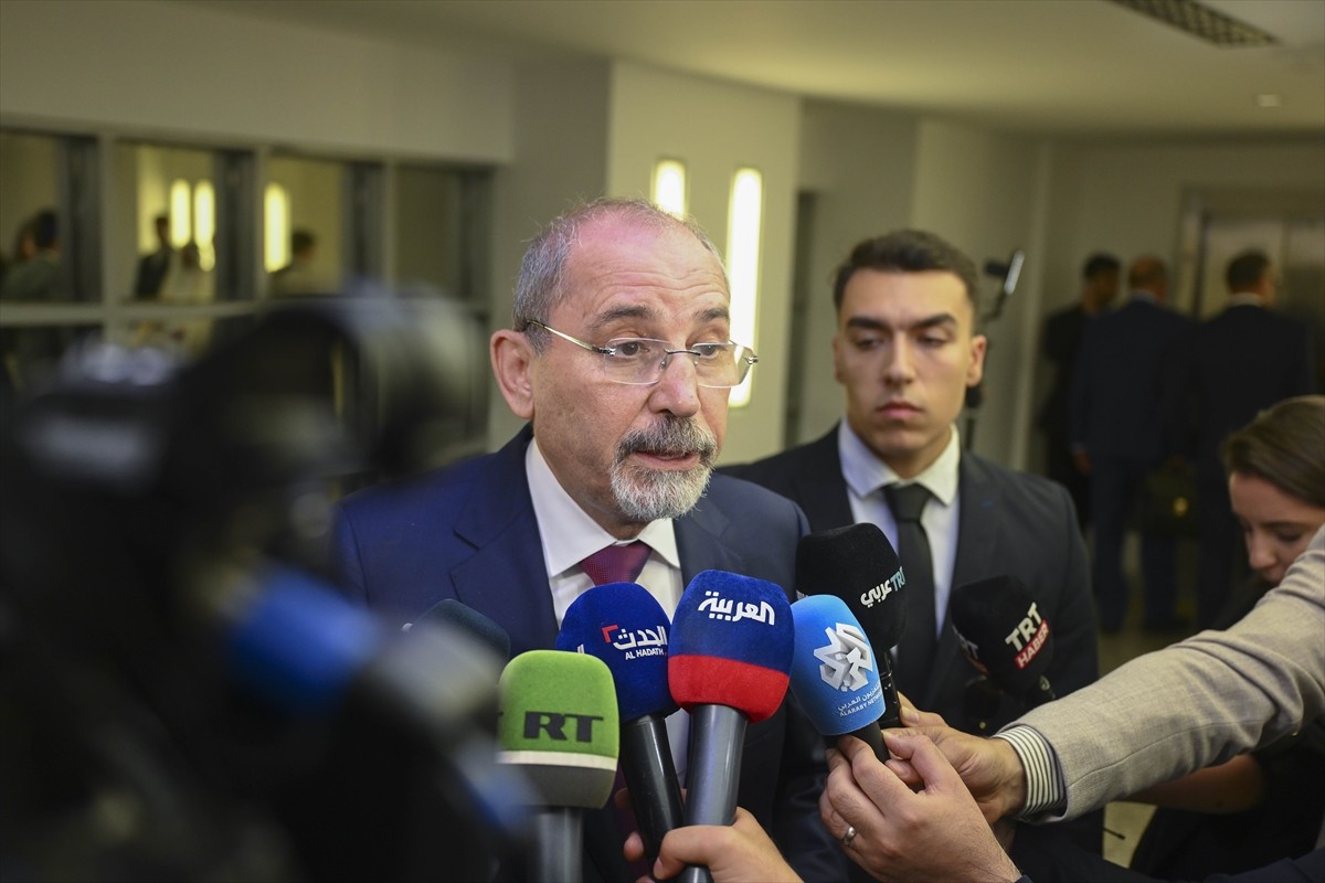 Ürdün Dışişleri Bakanı Eymen es-Safedi, Arap Birliği Dışişleri Bakanlarının İsrail'in İran'a...