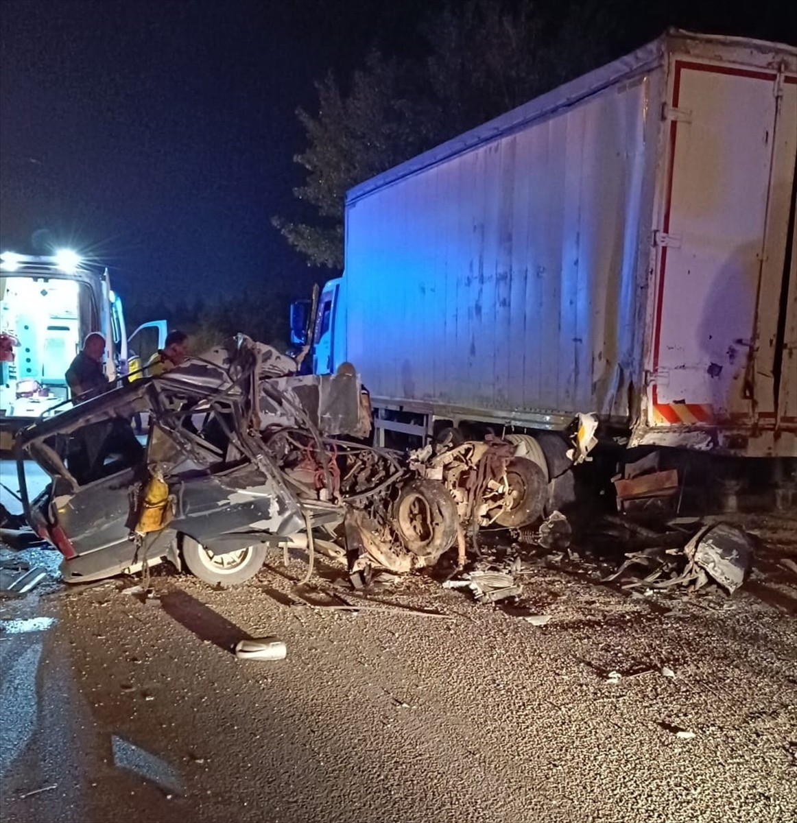 Uşak'ın Banaz ilçesinde park halindeki kamyona çarpan otomobilin sürücüsü yaşamını yitirdi. Olay...