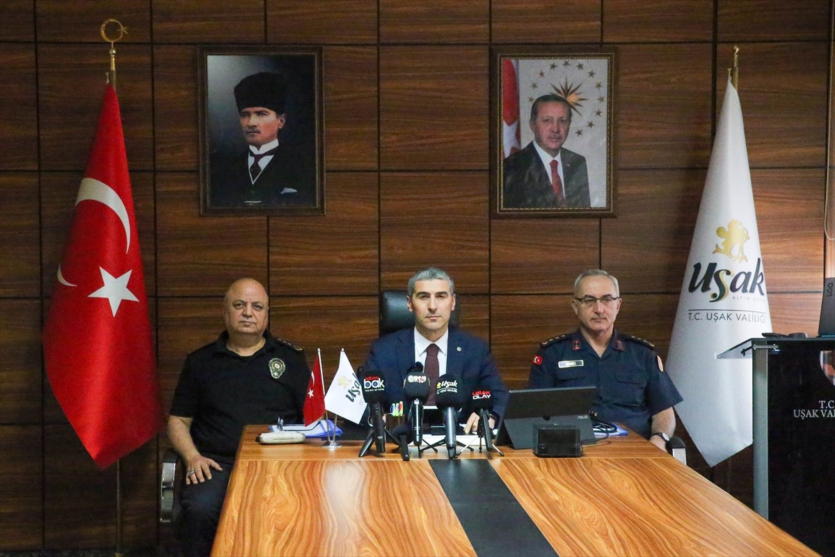 Uşak Valisi Naci Aktaş (ortada), İl Jandarma Komutanı Kıdemli Albay Fahri Semiz (sağda) ve İl...