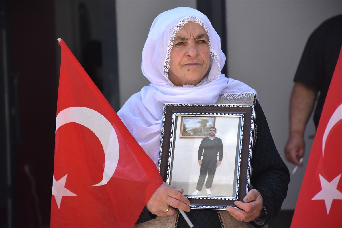 Van'da çocukları terör örgütü PKK tarafından dağa kaçırılan aileler, DEM Parti İl Başkanlığı...