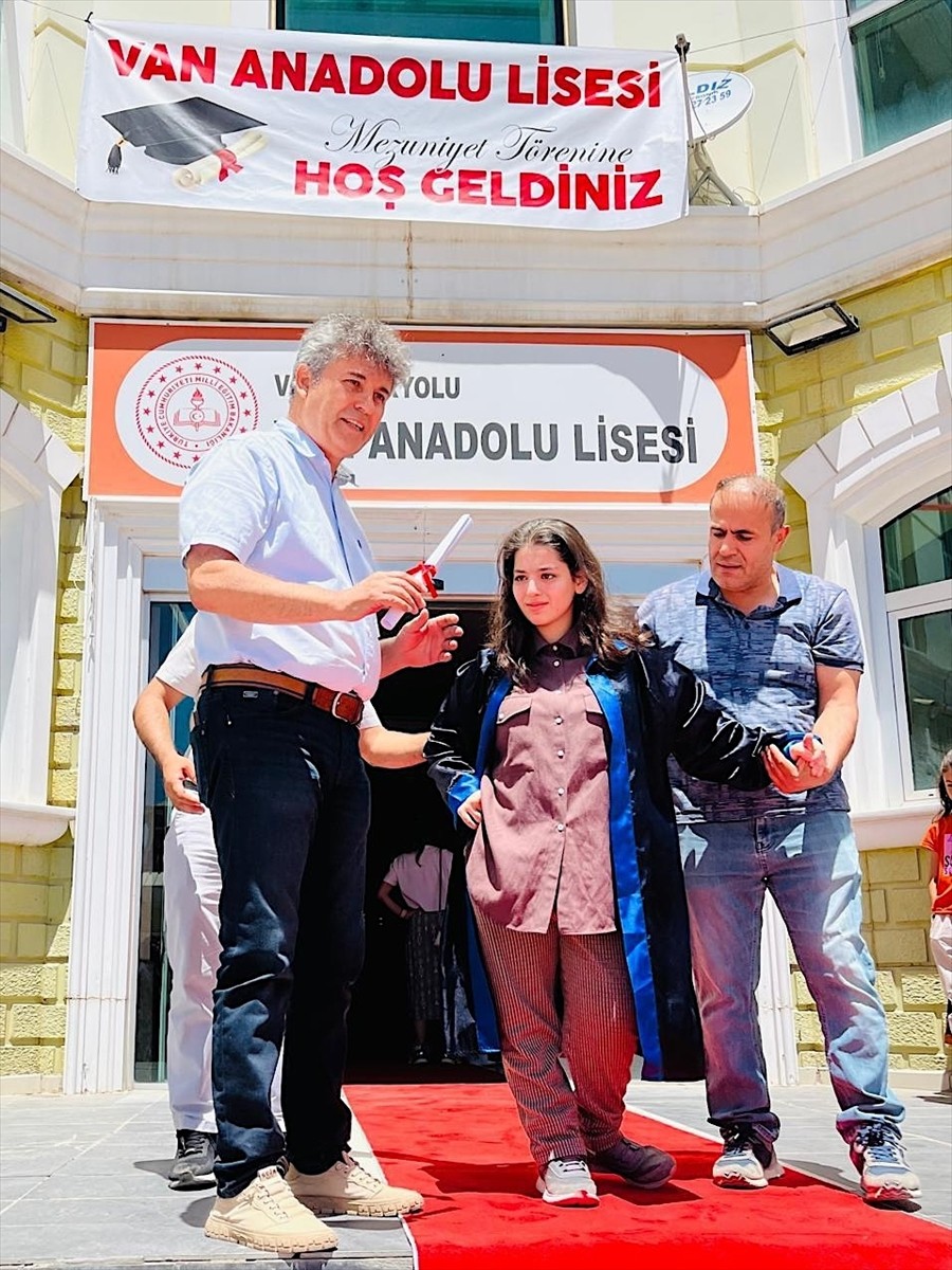 Van'da öğretmen ve öğrencilerin başlattığı kampanya kapsamında toplanan yardımla tedavisi yapılan...