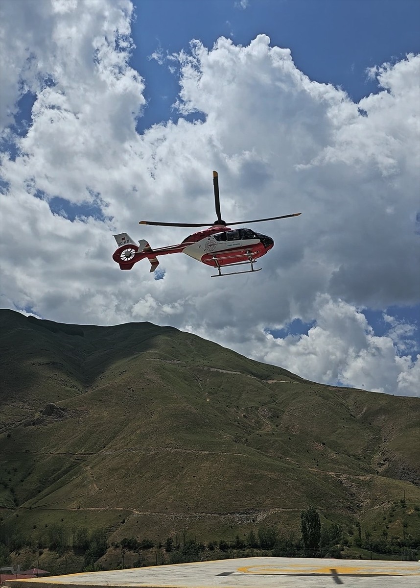 Van'ın Bahçesaray ilçesinde solunum sıkıntısı çeken 54 yaşındaki hasta, ambulans helikopterle Van...