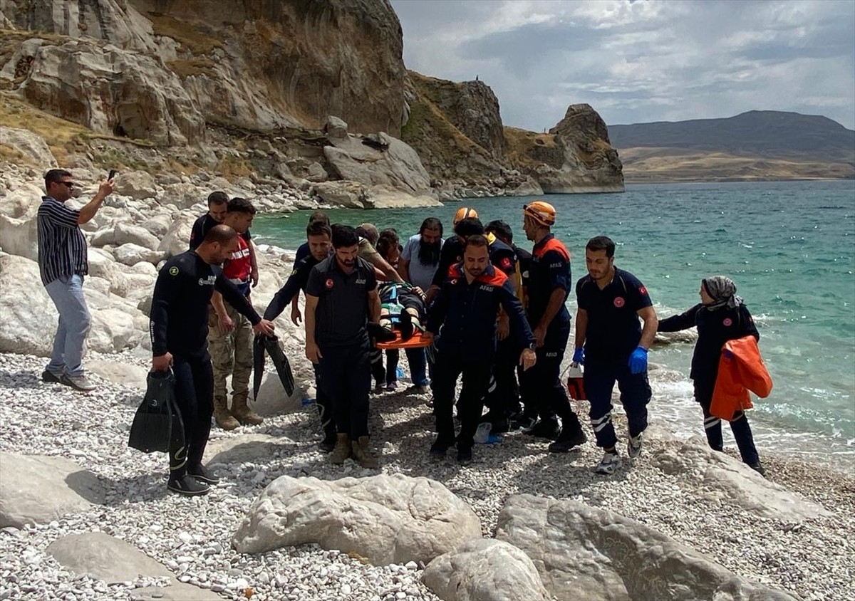  Van'ın Tuşba ilçesinde serinlemek için göle giren genç boğuldu.