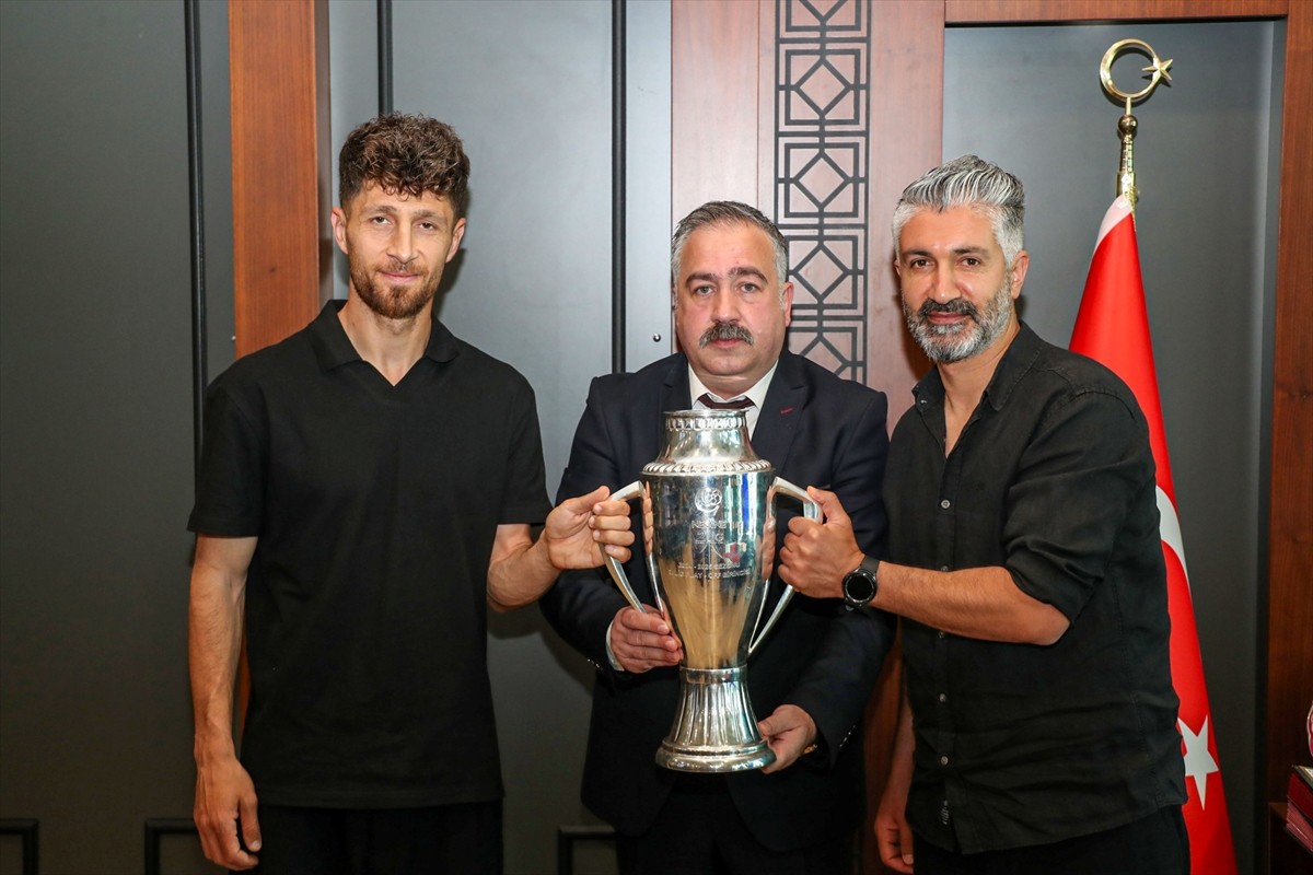 Van Emniyet Müdürü Murat Mutlu (sağ 2), Nesine 2. Lig'den Trendyol 1. Lig'e yükselen Artı Değer...