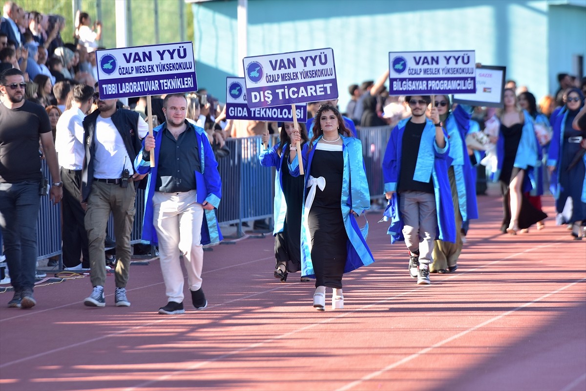 Van Yüzüncü Yıl Üniversitesinde (YYÜ) eğitimlerini tamamlayan yaklaşık 6 bin öğrenci için...