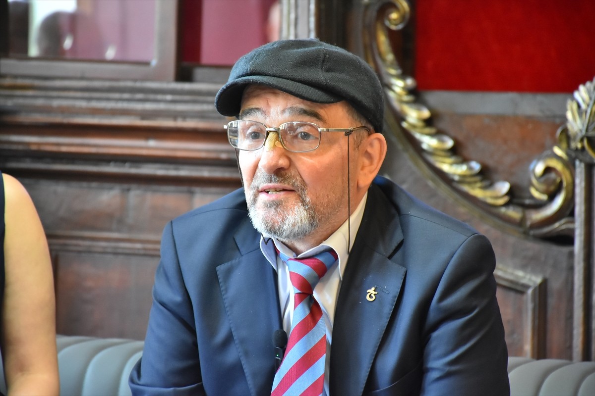 Yaklaşık 40 yıldır bordo-mavili takımla ilgili araştırmalar yapan Mustafa Demir'in (fotoğrafta)...