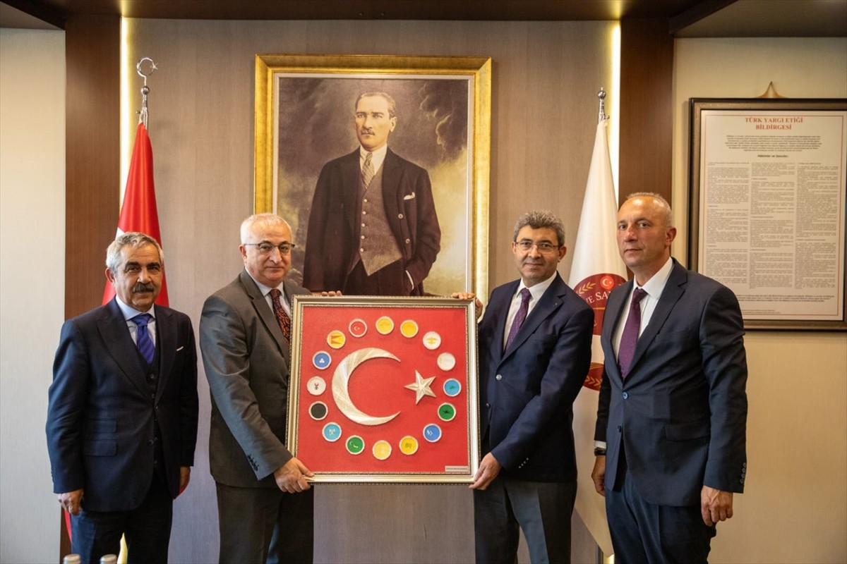 Yargıda Birlik Derneği Başkanı Birol Kırmaz, beraberinde yönetim kurulu üyeleri ve yetkili kurul...