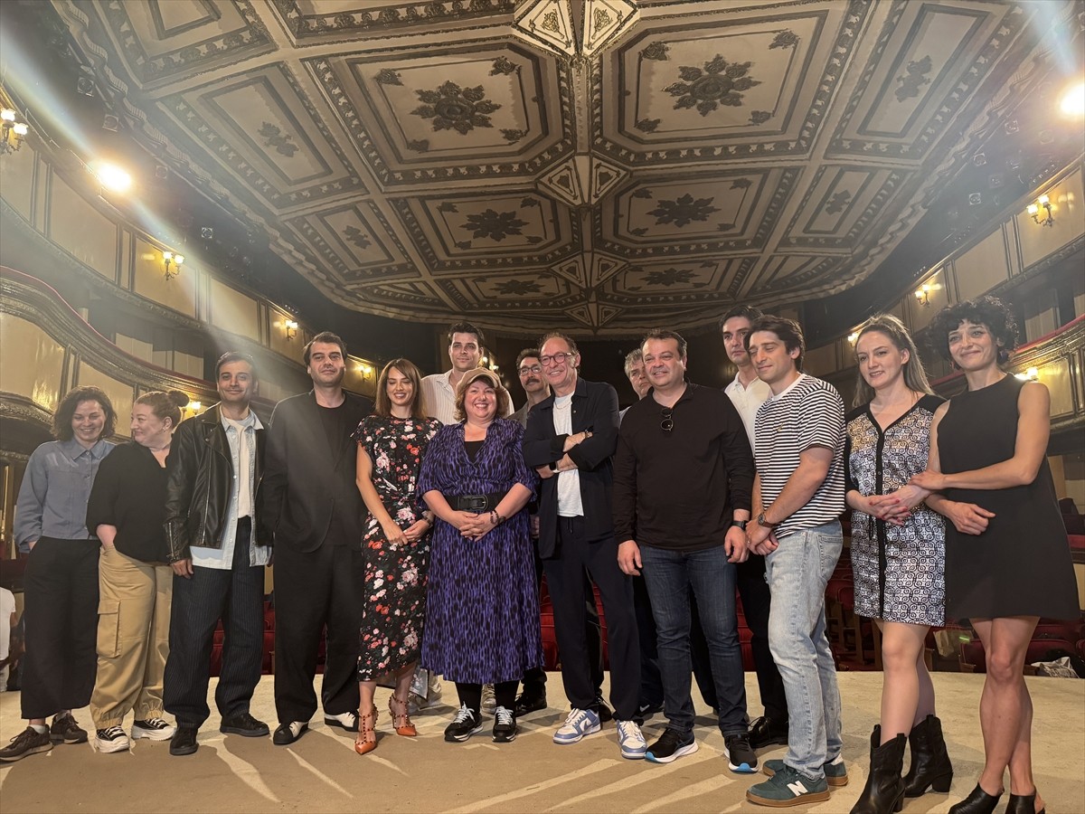 Yönetmenliğini Çağan Irmak'ın üstlendiği, usta oyuncu Adile Naşit'in hayatını konu alan "Adile"...