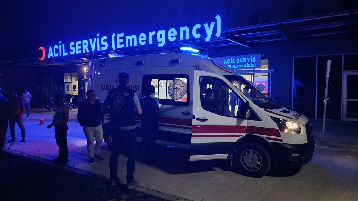 Yozgat'ın Yerköy ilçesinde 5'inci kattan düşen 14 yaşındaki çocuk ağır yaralandı. Sağlık...