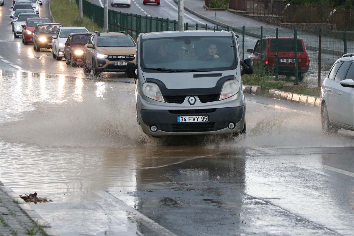 Yozgat'ta sağanak ve dolu, hayatı olumsuz etkiledi. Kentte ve bazı ilçelerde etkili olan sağanak...
