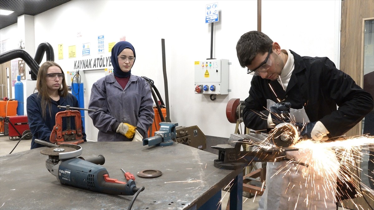 Yükseköğretim Kurulu (YÖK), Türkiye genelinde 103 üniversitedeki 388 meslek yüksekokulunun...