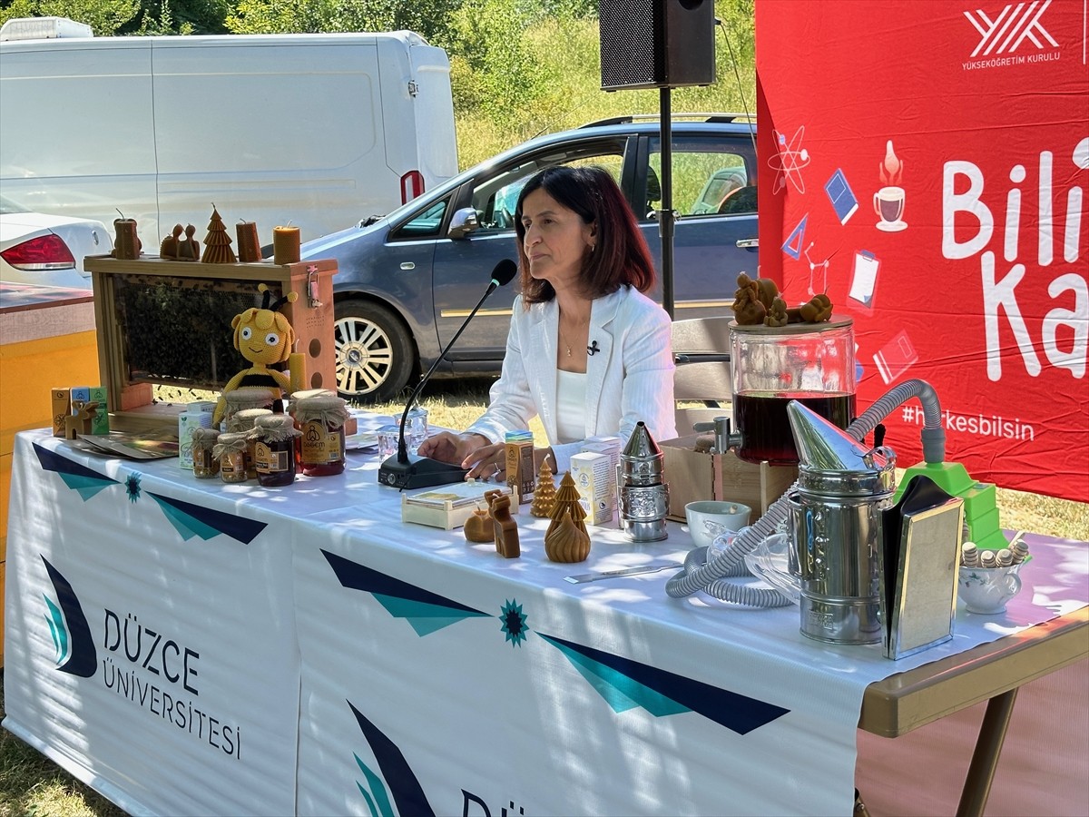 Yükseköğretim Kurulunca (YÖK) başlatılan "Bilim Kafe" projesi kapsamında Düzce Üniversitesi (DÜ)...