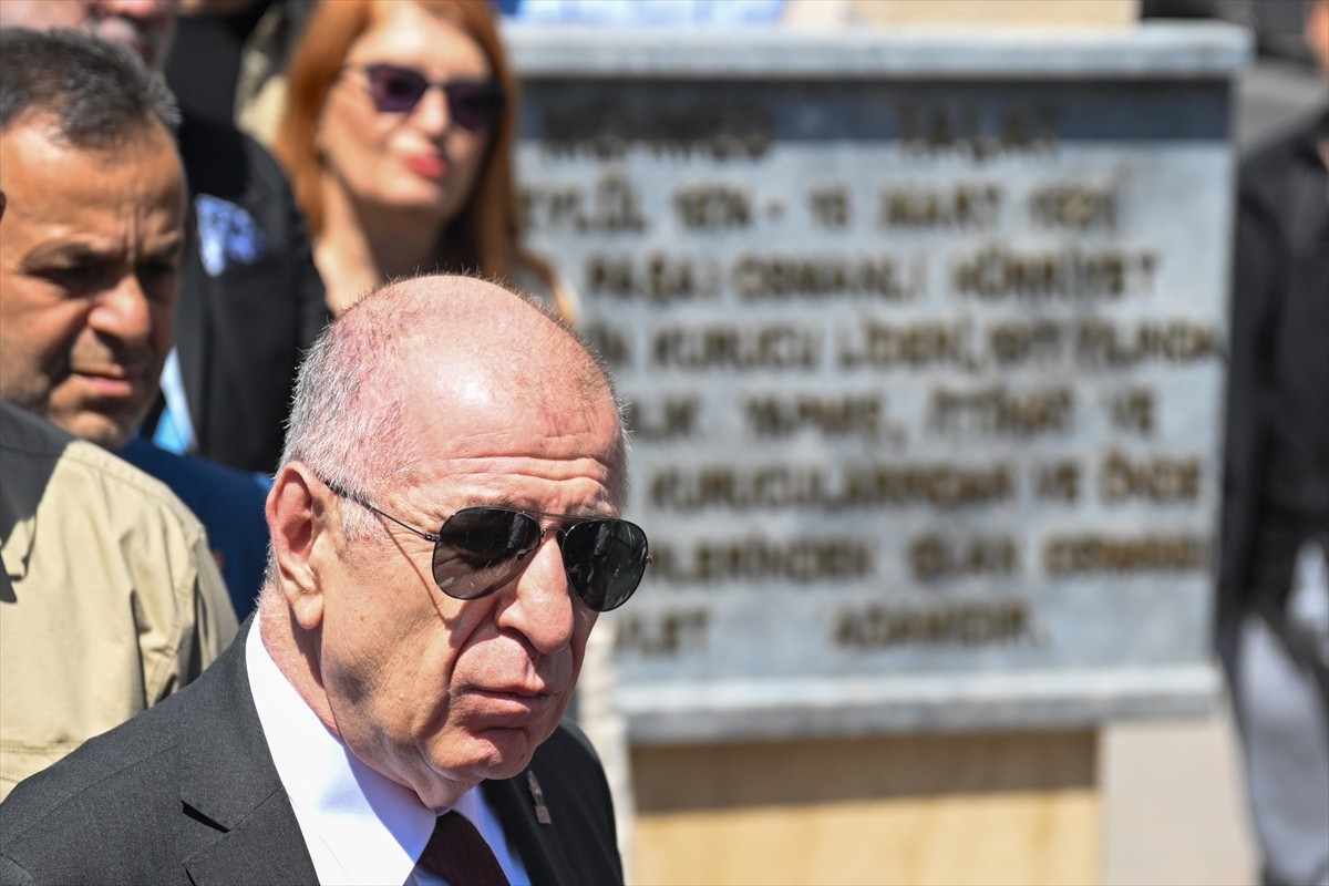 Zafer Partisi Genel Başkanı Ümit Özdağ, Talat Paşa Anıtı'nı ziyaret etti. Özdağ, partililerle...