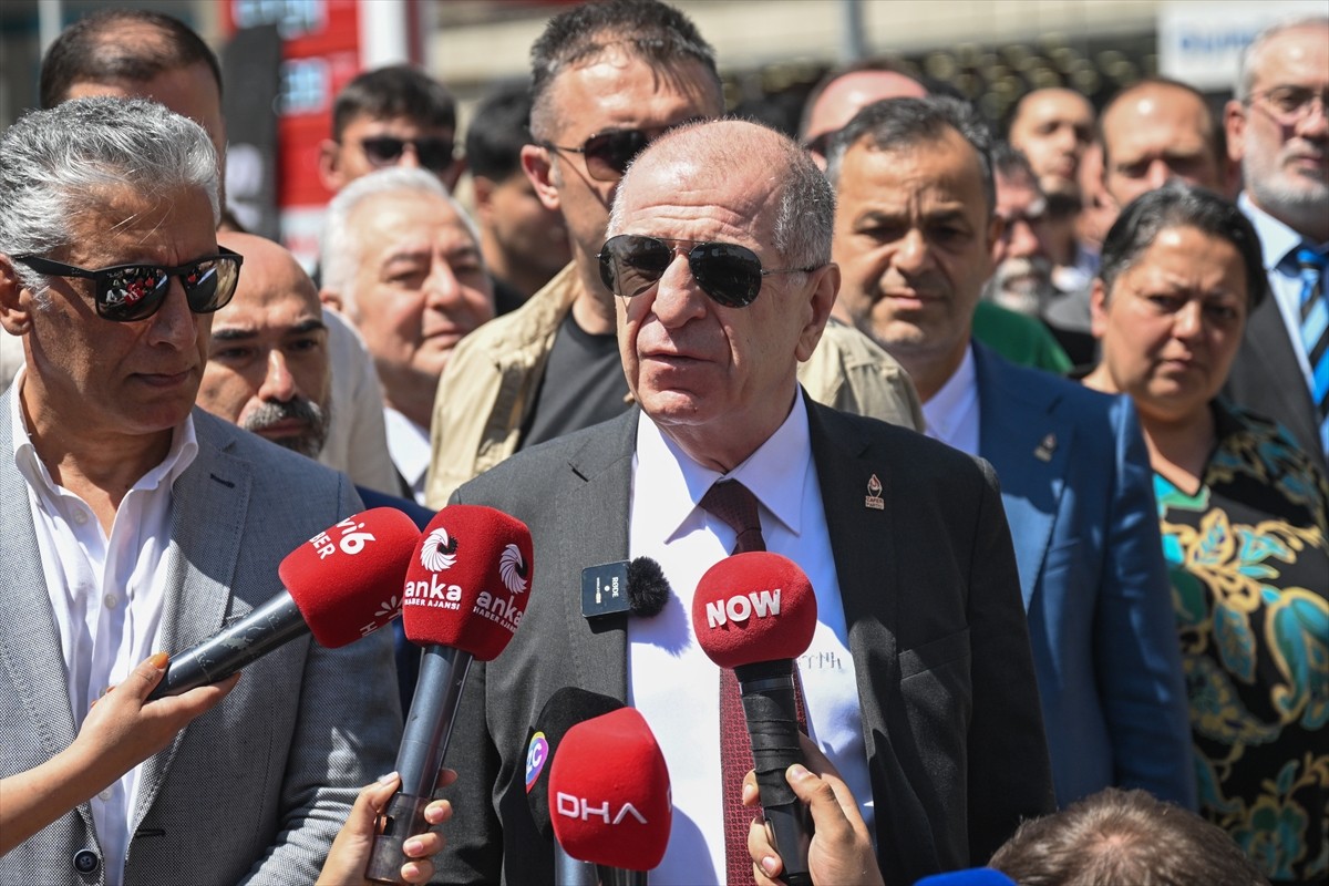 Zafer Partisi Genel Başkanı Ümit Özdağ, Talat Paşa Anıtı'nı ziyaret etti. Özdağ, partililerle...