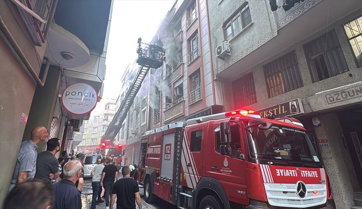 Zeytinburnu'nda 3 katlı binanın birinci katında henüz belirlenemeyen nedenle yangın çıktı. Kısa...
