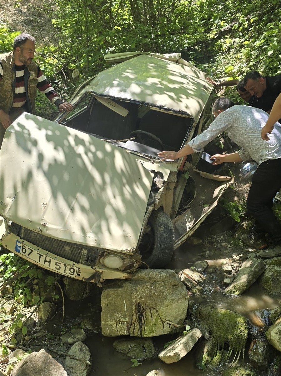 Zonguldak'ın Alaplı ilçesinde şarampole devrilen otomobildeki 3 kişi yaralandı. 