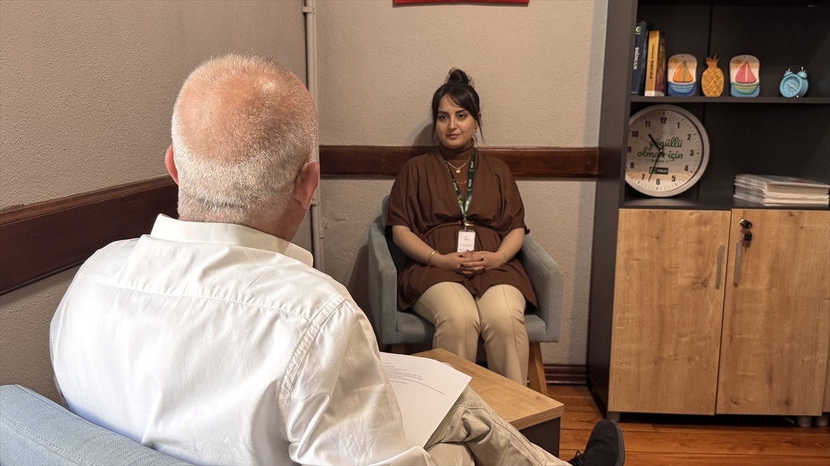 Zonguldak'ta 6 yıl önce faaliyete başlayan Yeşilay Danışmanlık Merkezi'nde (YEDAM) psikolog ve...