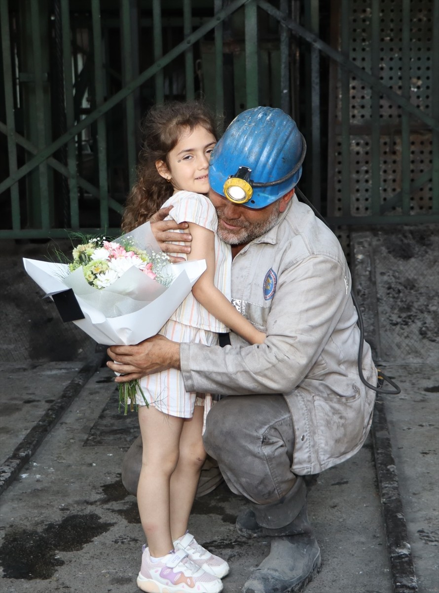 Zonguldak'ta yer altında çalışan maden işçilerine Babalar Günü dolayısıyla sürpriz yapıldı....