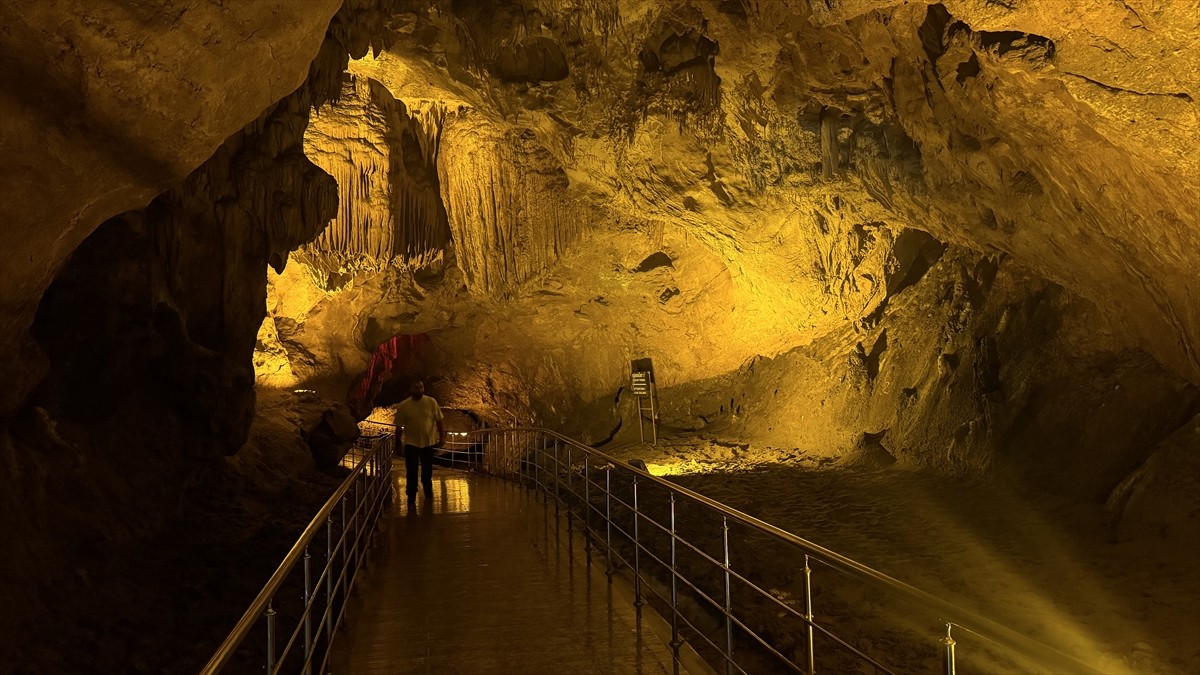 Zonguldak'taki turizm merkezi Gökgöl Mağarası'nı Kurban Bayramı'nda 3 bin 966 kişi gezdi. Galeri...